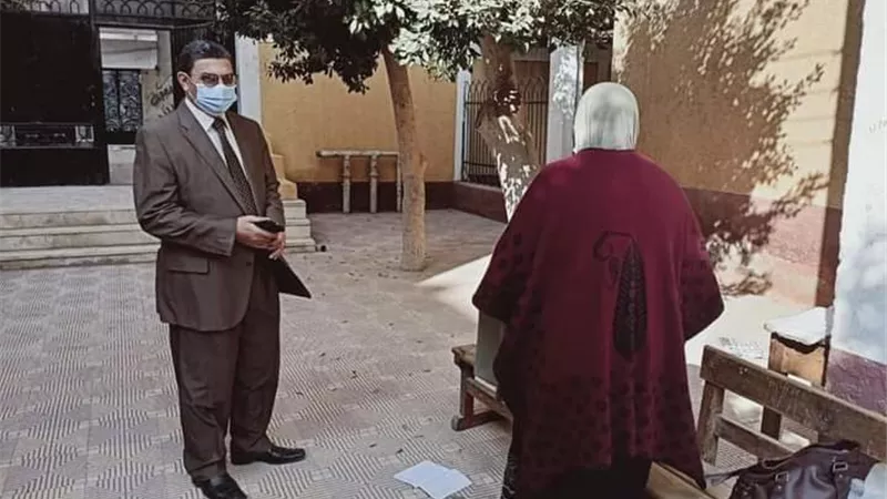 فتح الباب يفاجئ مدرسة للتعليم الأساسي لمتابعة الإنضباط بها
