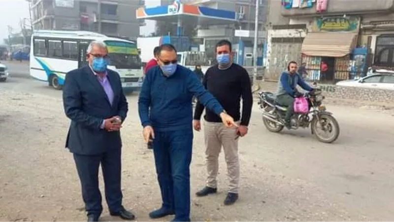 محافظ الشرقية يتفقد أعمال الرصف والتطوير الجارية بشوارع مدينة بلبيس ويوجه بتوسعة منطقة كوبري الهويس