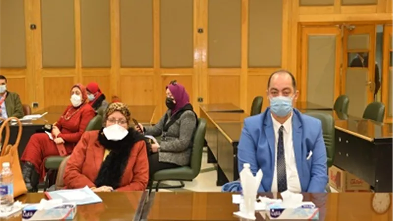 مقاعد وتندات للمواطنين بسجل مدني مركز بنى سويف