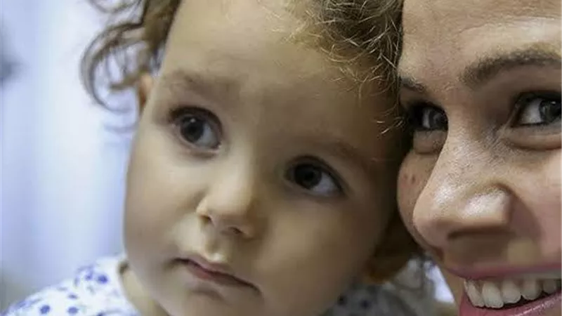 رد صادم من يسرا اللوزى على سخرية متابع لابنتها الصماء
