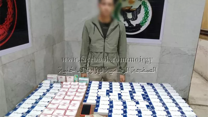 ضبط عاطل يرويج المخدرات عبر مواقع التواصل الإجتماعى