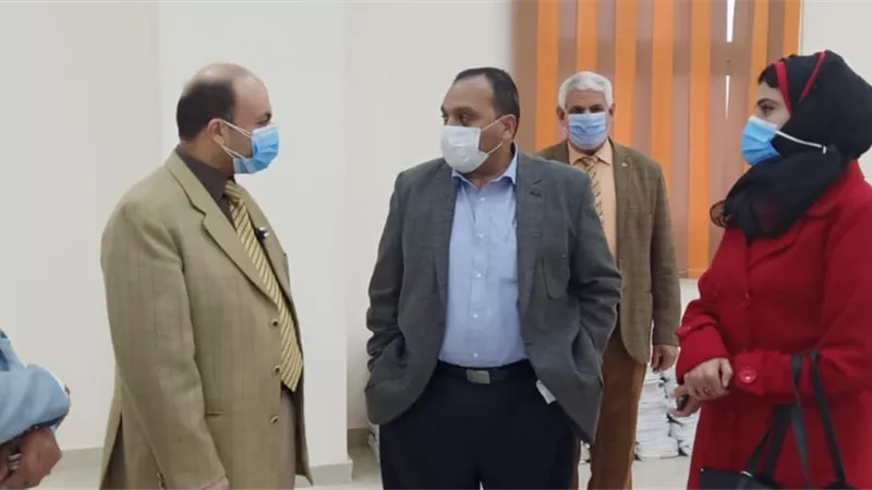 نائب رئيس جامعة بنها لشئون التعليم والطلاب يتفقد استعدادات الامتحانات بكلية العلاج الطبيعى