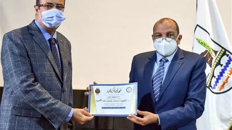 مجلس جامعة بني سويف يكرم رجل امن وعدد من العاملين