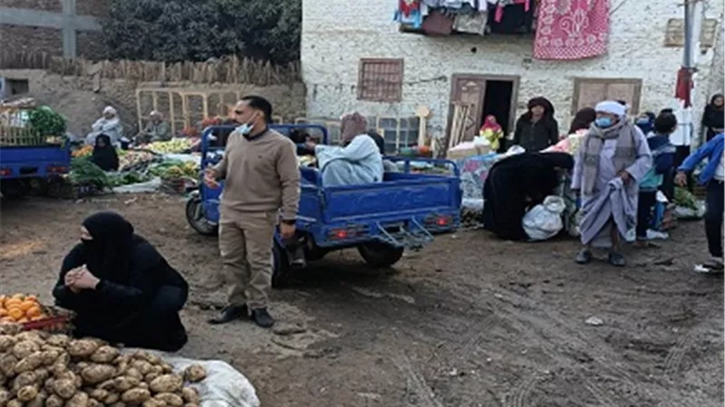حملة مكبرة بقنا لنقل الباعة الجائلين بسوق البحرى قمولا