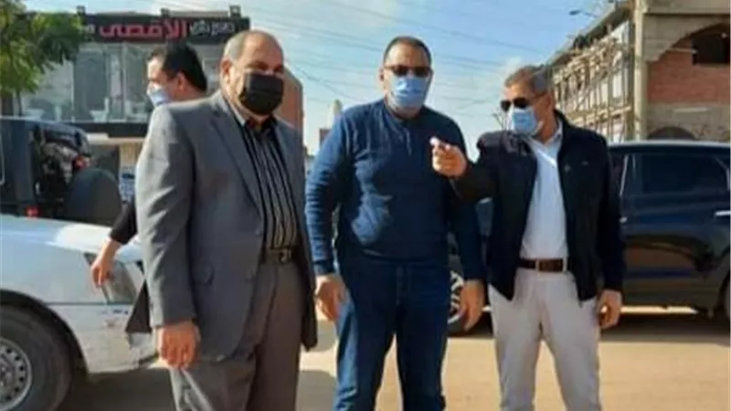 محافظ الشرقية يتفقد أعمال تغطية ورصف خليج أبو حاكم بمركز الزقازيق