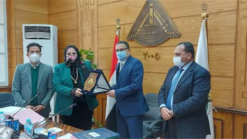 تكريم أمين عام جامعة بنها السابق