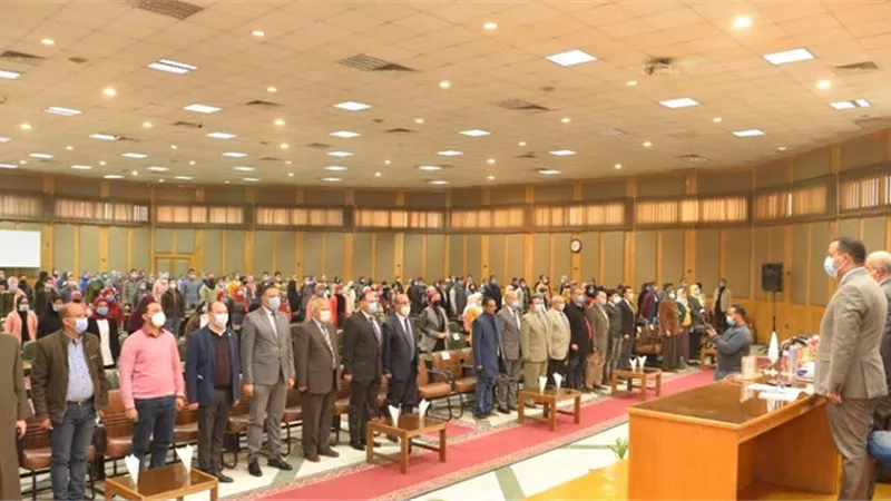 القائد الأسبق للقوات المتعددة الجنسيات يوضح في ندوة لبناء الوعي بجامعة أسيوط