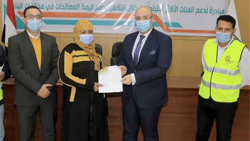 محافظ بني سويف يسلم إيصالات رسوم التصالح للمستحقين ضمن مبادرة
