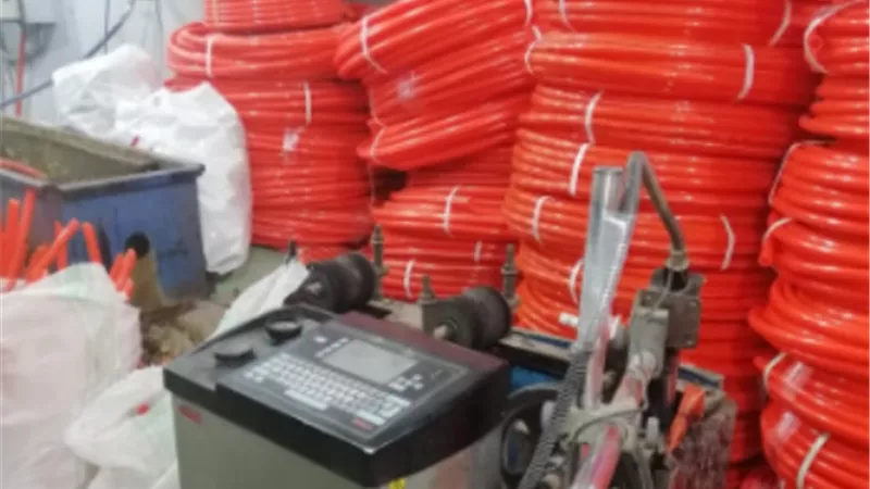 جهاز حماية المستهلك يضبط مصنع لإنتاج الخراطيم والأسلاك الكهربائية يقوم بتقليد علامة تجارية شهيرة بالقليوبية .