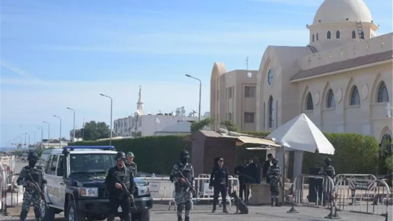 اجراس الكنائس تدق فى أمان.. الداخلية تبدأ تنفيذ خطة تأمين فاعليات العام الميلادى الجديد