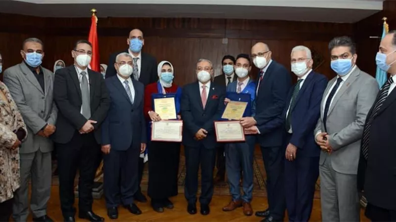 مجلس جامعة طنطا يكرم 18 طالبا وطالبة من حفظة القرآن الكريم-صور
