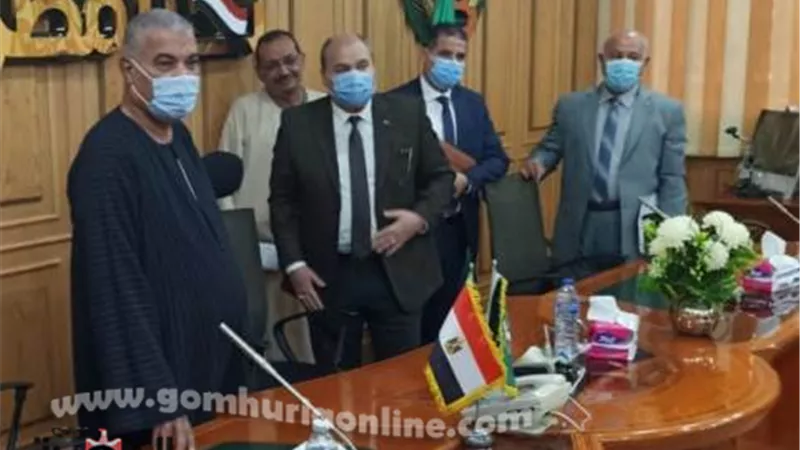 السكرتير العام بالمنوفية يناقش مبادرة رئيس الجمهورية لتنمية قرى أشمون بحضور نواب البرلمان ورئيس المدينة