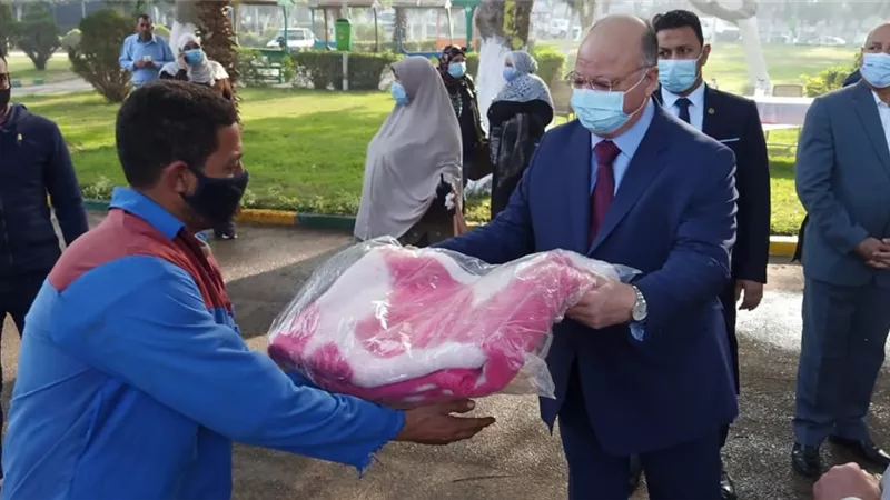 محافظ القاهرة يوزع بطاطين وهدايا على العاملين بهيئة النظافة والتجميل