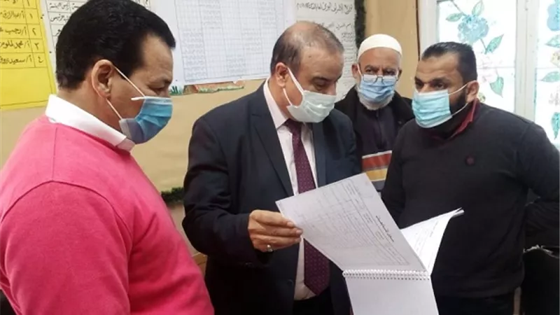 وكيل تعليم مطروح يشدد على ارتداء الطلاب والمعلمين الكمامات.. ويكرم معلمتى فصل