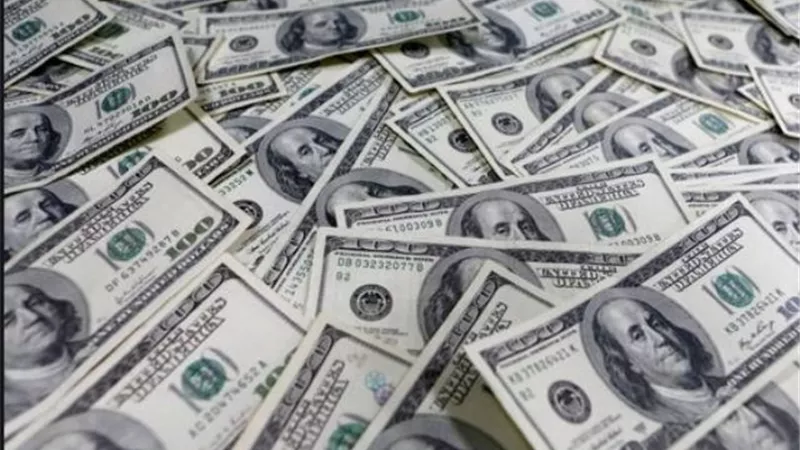الدولار يهوى إلى أدنى مستوى فى ظل ارتفاع الأصول عالية المخاطر