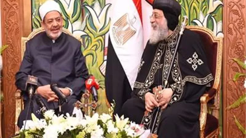 شيخ الأزهر يهنئ البابا تواضروس بالعام الميلادي الجديد