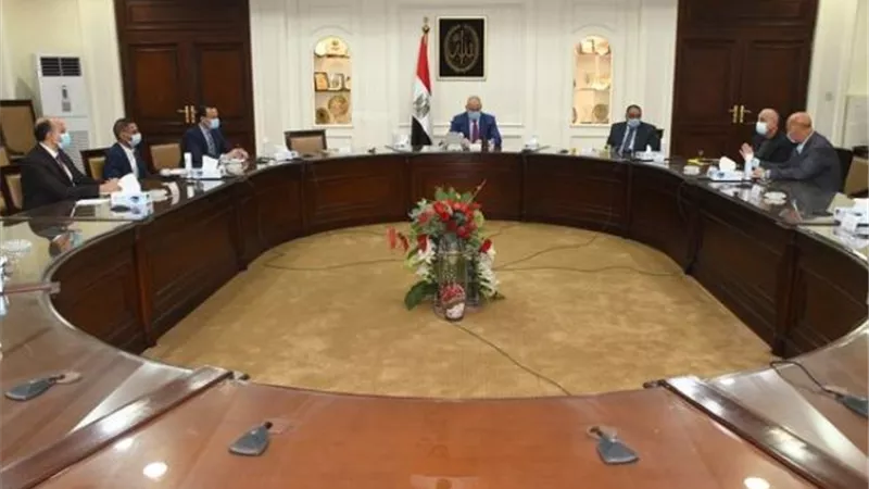 وزير الإسكان يتابع موقف تنفيذ مشروعات إسكان بديل العشوائيات بمدينتى العبور والعبور الجديدة