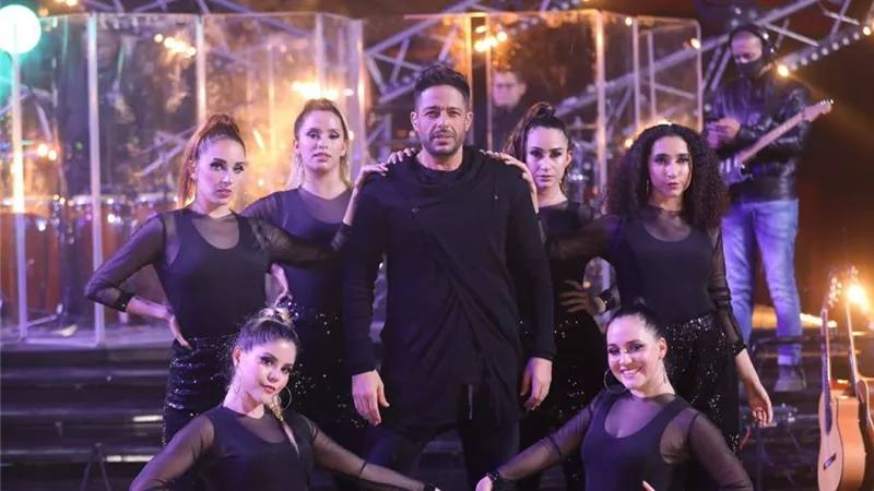 حماقي يخطف أنظار العالم من قلب الأهرامات في رأس السنة .. صور