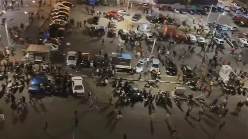 بالحجارة .. حطموا 20 سيارة فى بورسعيد أثناء احتفالاتهم برأس السنة