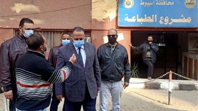 سكرتير مساعد أسيوط يتفقد مشروع المطبعة لمتابعة سير العمل.. بالصور