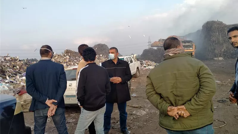 حملات مكثفة لرفع تراكمات القمامة من موقع مصنع التدوير بقويسنا.. صـــور