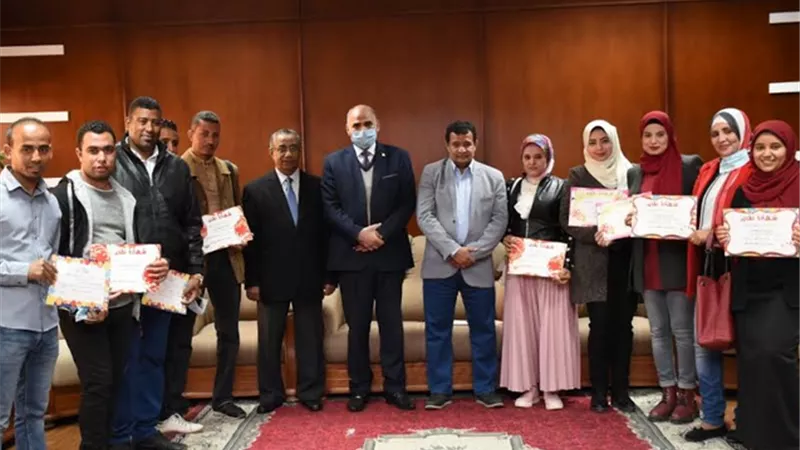 رئيس جامعة الأقصر يكرم أوائل دبلوم الدراسات العليا التربوية