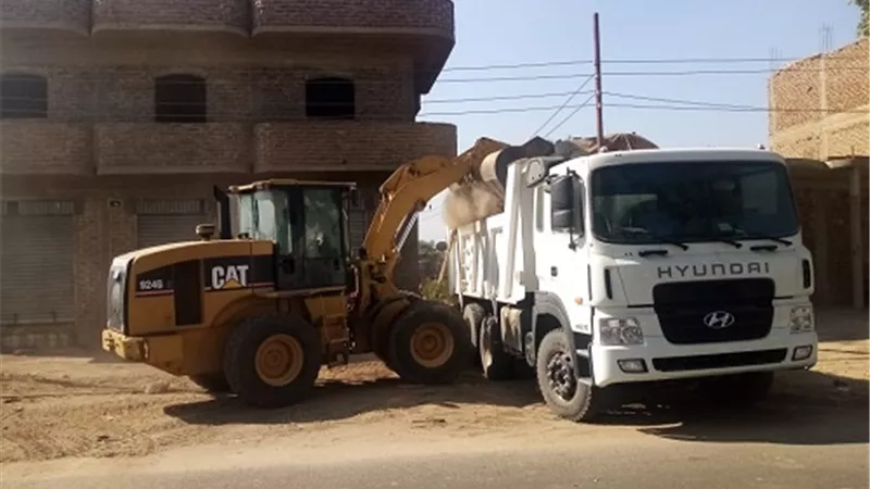 رفع 80 طن مخلفات وأتربة بقرية المريس جنوب غرب الأقصر