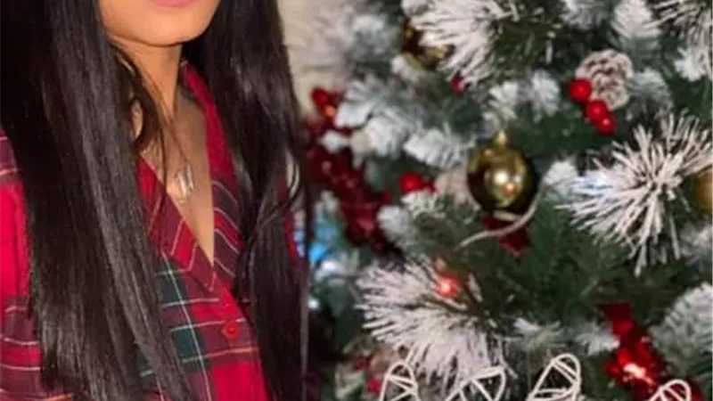 منة فضالي تقرر الاحتفال بالكريسماس لمدة يومين لنشر السعادة
