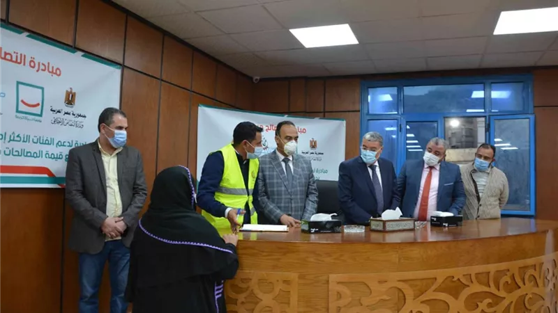 محافظ المنيا يشهد دفع رسوم جدية التصالح للدفعة الثانية من المستحقين من الأكثر احتياجًا ضمن مبادرة 