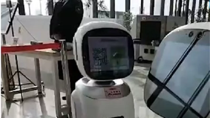 شاهد ..شجار بين رجلين آليين بمكتبة صينية