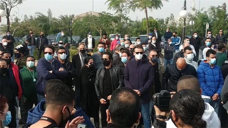 كريم عبد العزيز والهام شاهين داخل سيارة الموتى فى لقاء اخير مع وحيد حامد