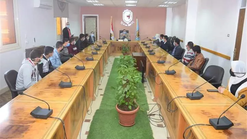 رئيس جامعة سوهاج يكرم ٢١ طالب وطالبة لاجتيازهم دورة الرقابة الصحية على اﻷلبان واللحوم