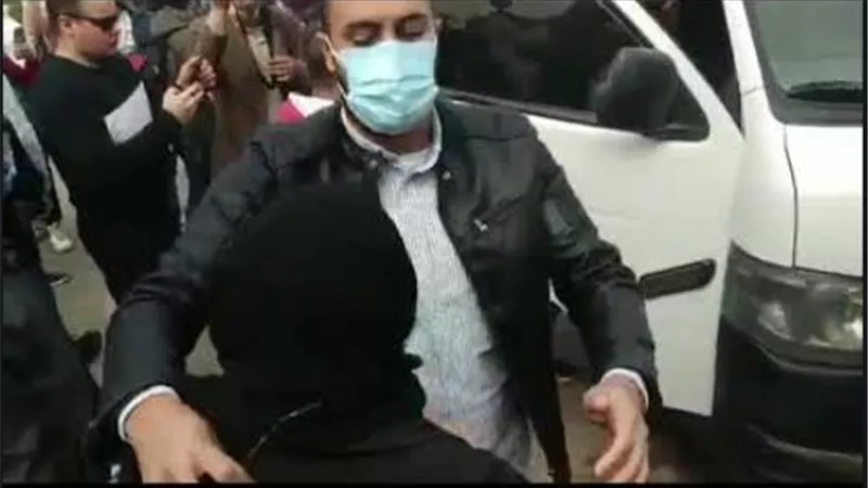 مشهد مؤثر لشقيقة وحيد حامد فى وداعه.. صور