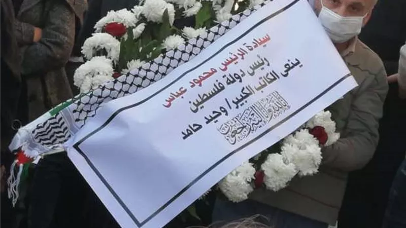 أبو مازن يقدم ورود بالعلم الفلسطينى على قبر الراحل وحيد حامد