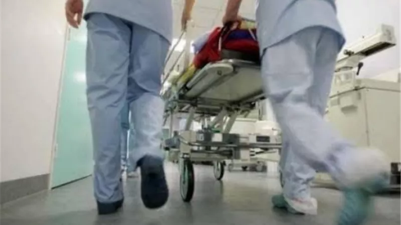 انقلاب سيارة وإصابة قائدها أمام المنصورة الجديدة