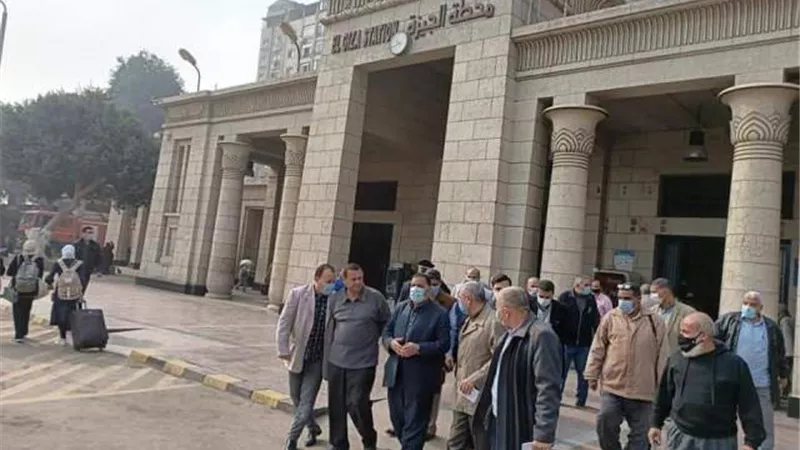 رئيس هيئة السكة الحديد يتفقد العاملين علي خط القاهرة/امبابة/الجيزة/بولاق/بشتيل/وردان