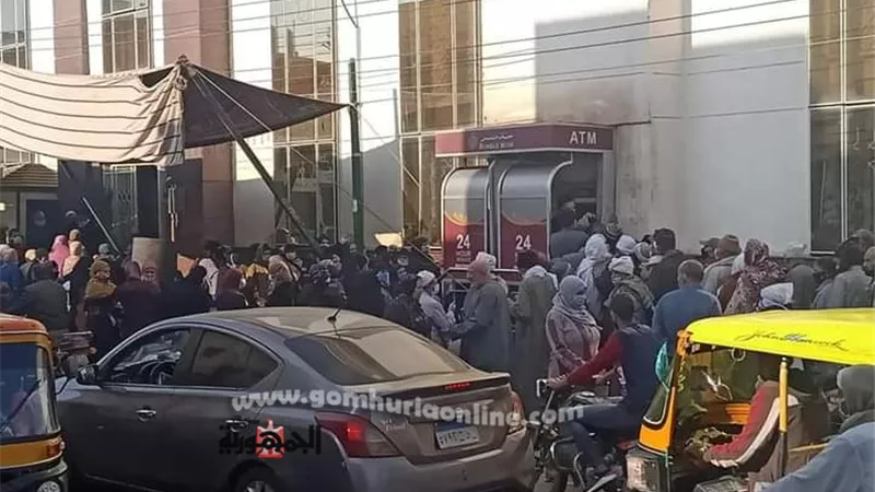 زحام شديد امام ماكينات الصرف الآلي في أول يوم لصرف المعاش فى بيلا