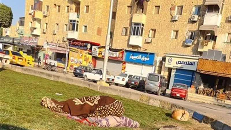 حكاية مواطن اسماعيلاوى نايم علي الرصيف في عز البرد
