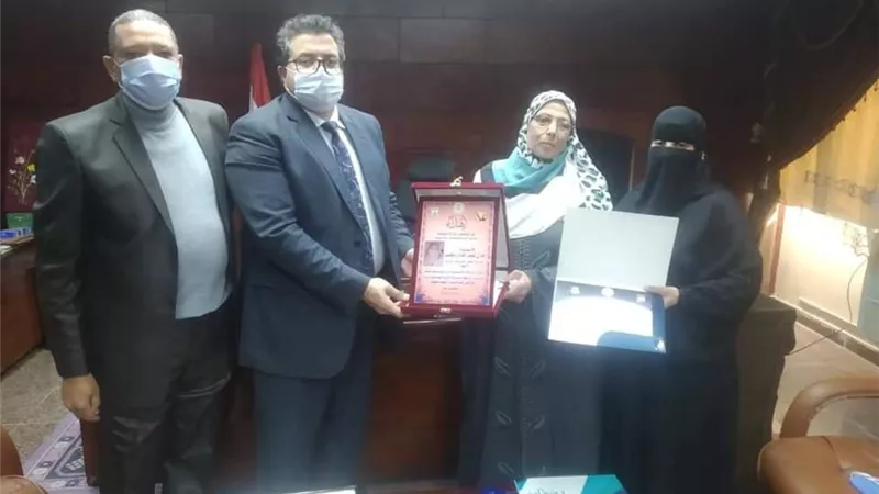مدير تعليم جنوب سيناء يكرم مديرة الشؤون المالية في يوم الوفاء