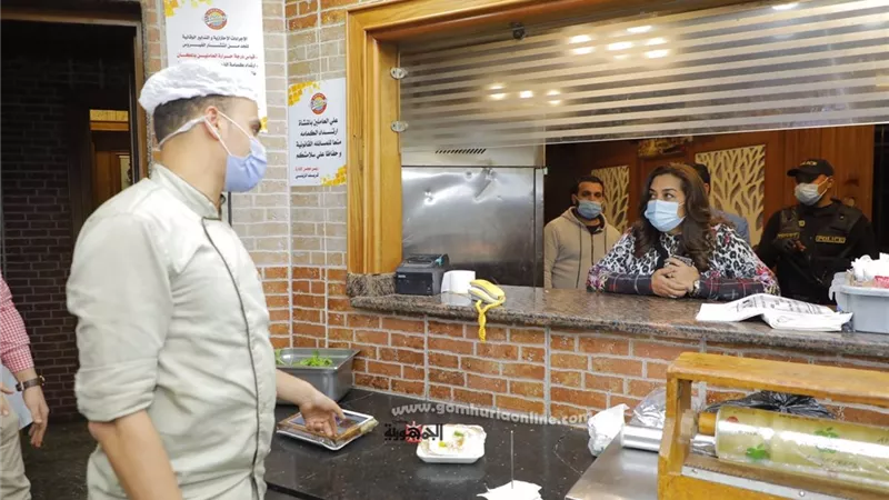 محافظ دمياط تتابع التزام المطاعم والكافيتريات بالإجراءات الوقائية و الإحترازيةوتأمر بغلق مطعمين مخالفين