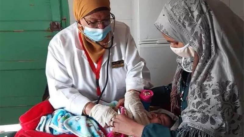 توقيع الكشف على 454 مواطنا فى قافلة باريس الطبية بالوادى الجديد.صور
