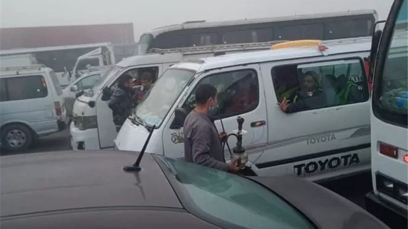 قاطنو طريق الاسماعيلية يتداولون الشيشة اثناء انتظار فتح الطريق