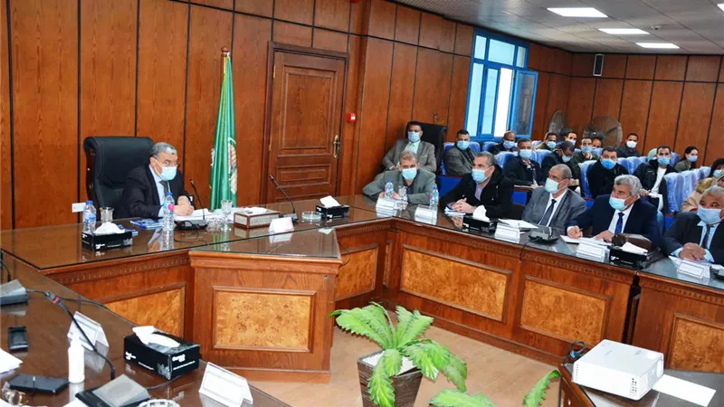 محافظ المنيا يبحث بدء تنفيذ مبادرة حياة كريمة فى قرى 5 مراكز