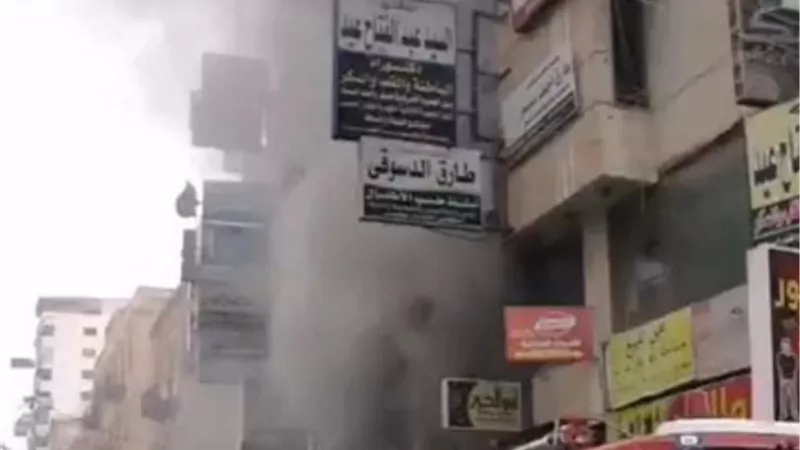 حريق هائل يلتهم محتويات محل أحذية بالسكة الجديدة بالمنصورة.صور