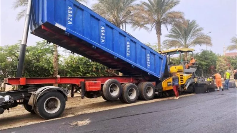 رصف شارع الشهيد طيار بالزقازيق لخلق محور مرورى جديد.صور