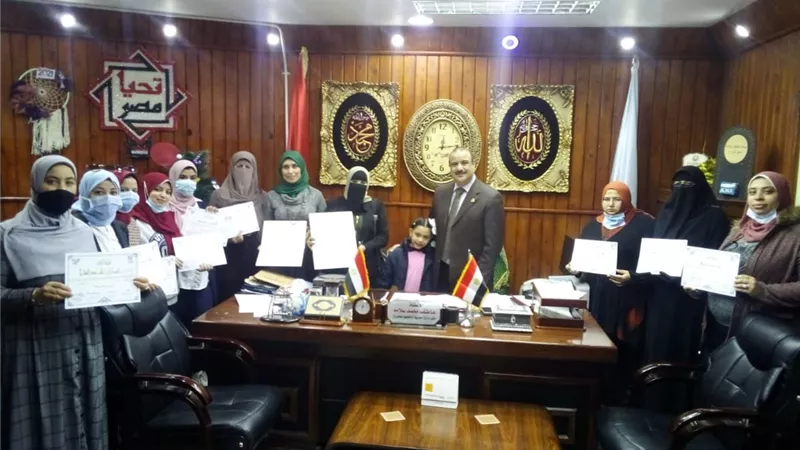 عاطف سلامة يُكرم مديرة ومعلمات رياض الأطفال بمدرسة مطروح الرسمية المتميزة