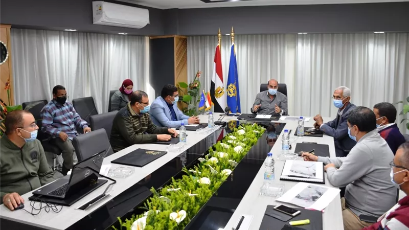 محافظ أسوان : التخطيط لإنشاء محور مرورى جديد بطول 7كم يربط بين طريقى الإقليمى الشرقى والصحراوى الغربى