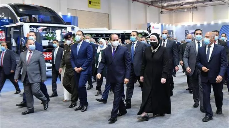 السيسى يفتتح معرض تكنولوجيا تحويل وإحلال المركبات للعمل بالطاقة النظيفة.. صور