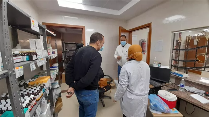 رئبس مركز الطود بالأقصر يتفقد الوحدة الصحية وأعمال التأمين الصحى