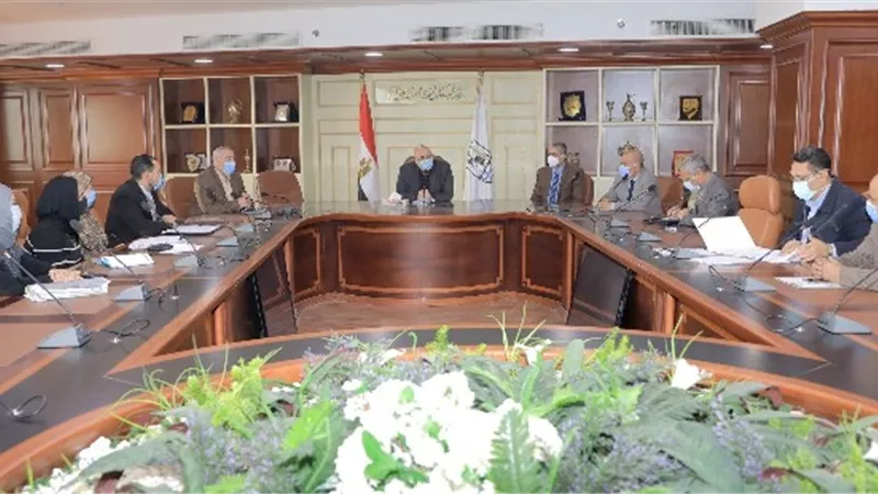 محافظ بني سويف يبحث التسليم النهائي للبنية الأساسية بالمناطق الصناعية.صور